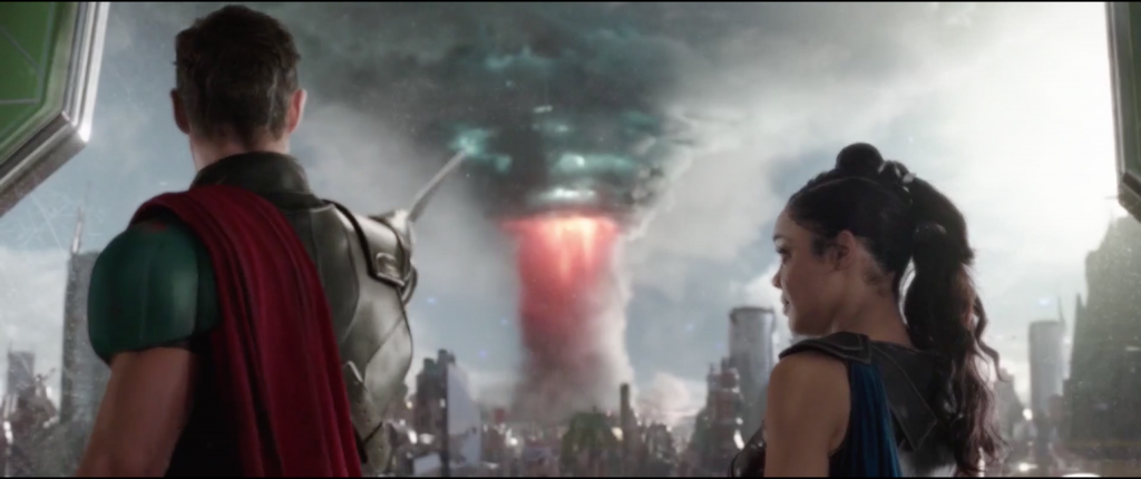 Figure 1 : Cartographie, Taika Waititi, <em>Thor. Ragnarok</em> (2017), 01:25:38 © Walt Disney Studios. Thor indique à Valkyrie l’issue par laquelle ils pourront fuir la planète Sakaar, avant le début de la scène de poursuite.